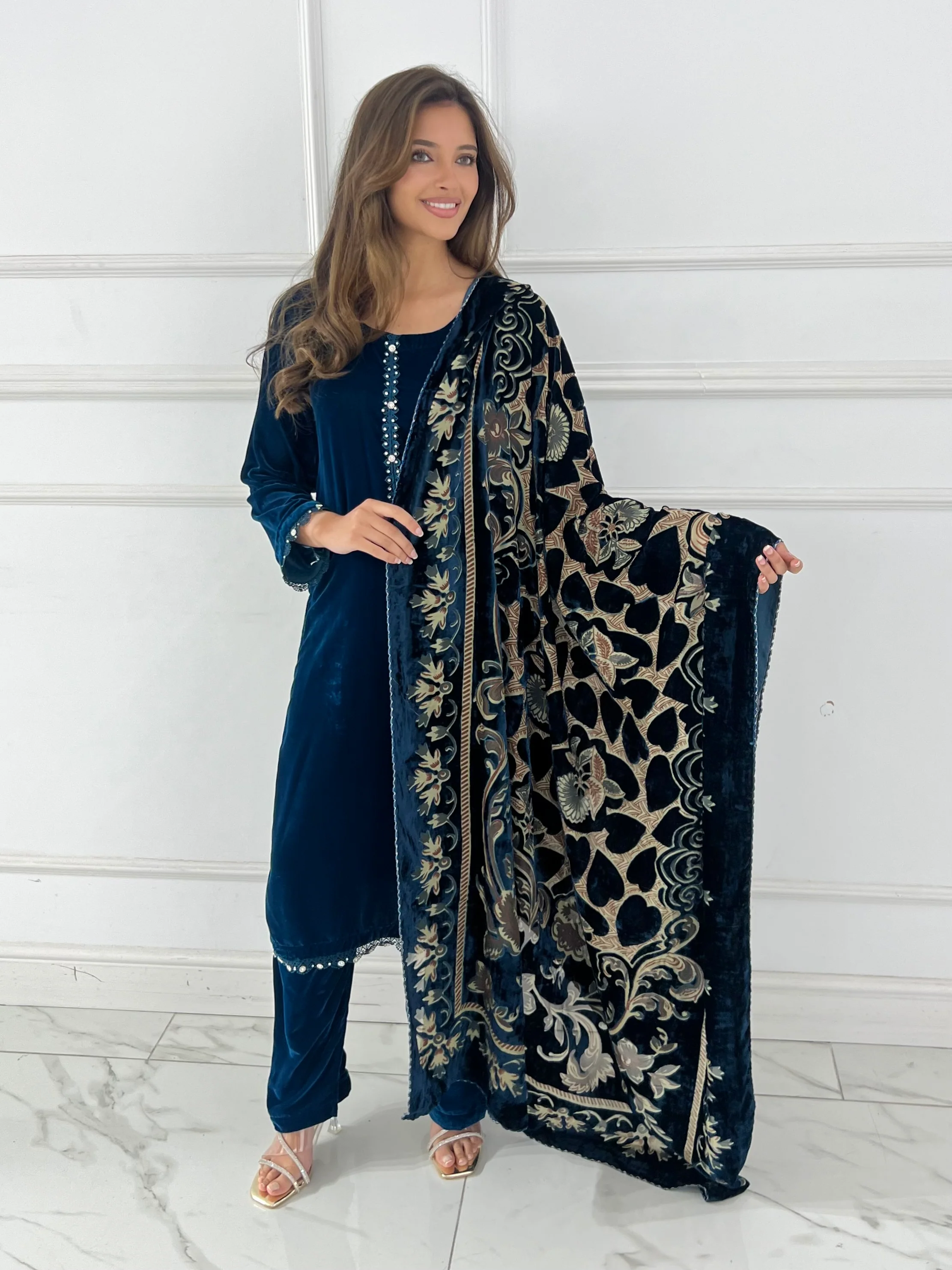 ALM-104 - Velvet Suit With Palachi Scarf - Image 2