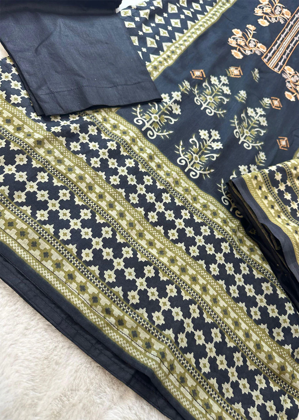 AMT48014 - Black/Rust Readymade Lawn Suit - Image 2