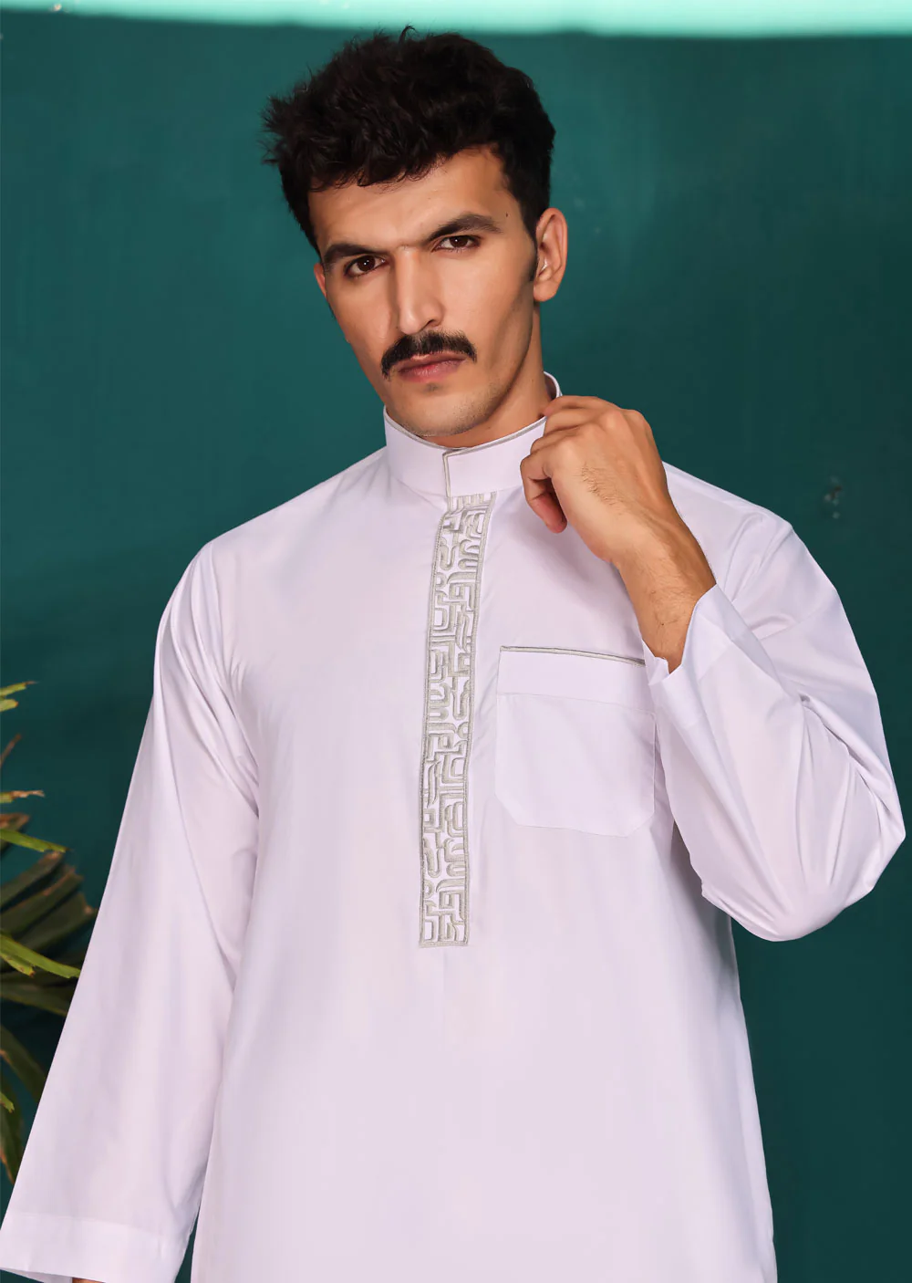 ASM27 Mens White Embroidered Thobe - Image 3
